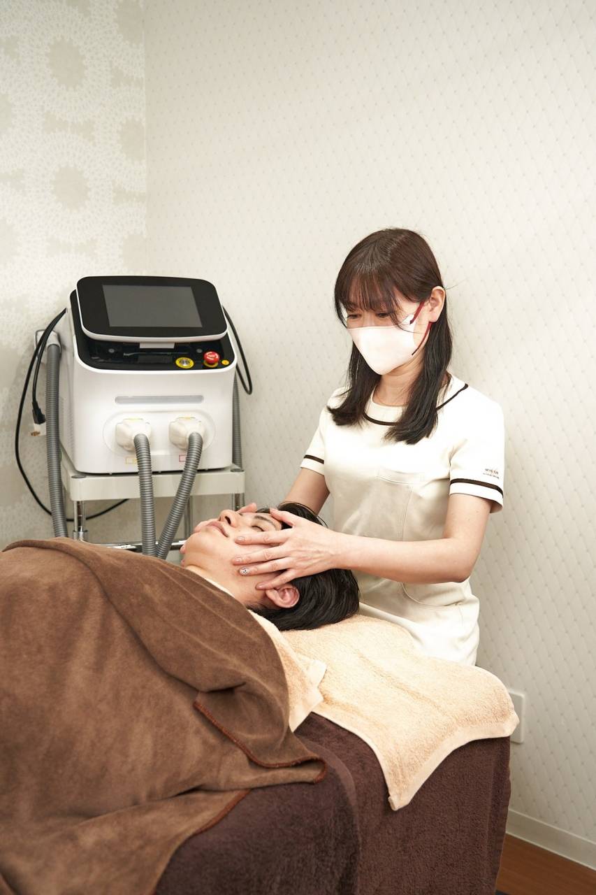 担当エステティシャン佐藤が実際に施術する様子